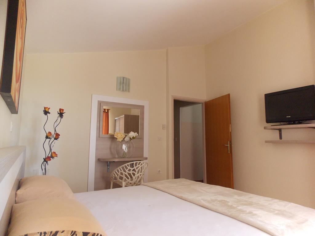 Apartmani Adriatic Ana نوفاليا المظهر الخارجي الصورة